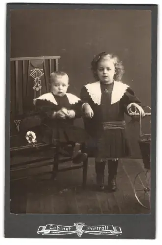 Fotografie unbekannter Fotograf und Ort, Zwei Kinder mit Kinderwagen