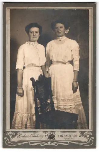 Fotografie Richard Jähnig, Dresden, Marienstr. 12, Zwei Damen in eleganter Garderobe