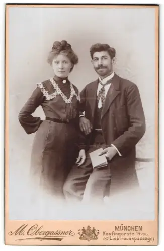 Fotografie M. Obergassner, München, Kaufingerstr. 14, Porträt eines elegant gekleideten Paares