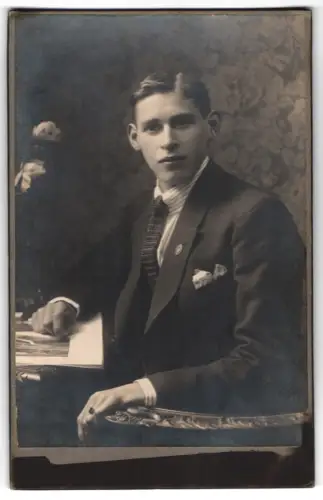 Fotografie A. Jung, Genève, Rue Chantepoulet 3, Eleganter junger Mann am Tisch