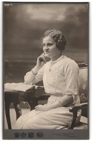 Fotografie Adolph Hartmann, Dessau, Frau in eleganter Pose