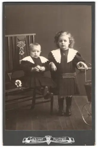 Fotografie unbekannter Fotograf und Ort, Zwei Kinder mit Puppenwagen