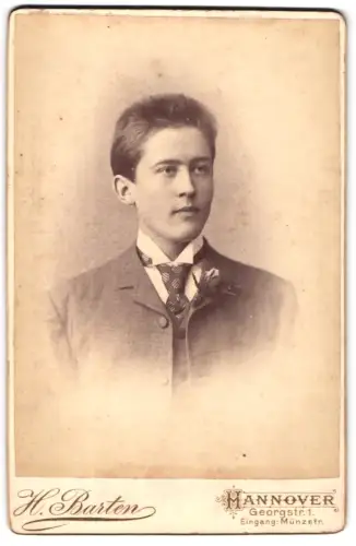 Fotografie H. Barten, Hannover, Georgstrasse 1, Porträt eines jungen Mannes