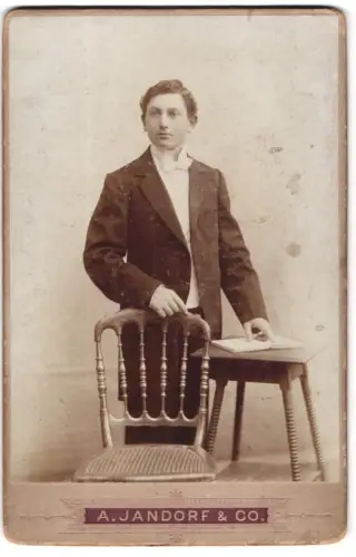 Fotografie A. Jandorf & Co., Berlin, Leipziger-Strasse 64, Porträt eines jungen Mannes