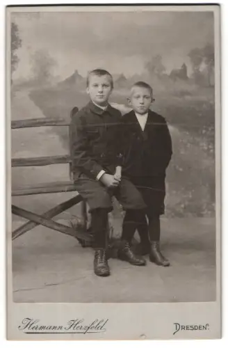 Fotografie Hermann Herzfeld, Dresden, Altmarkt, Zwei Jungen auf einer Bank