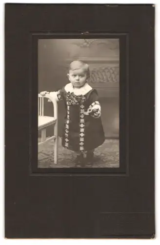 Fotografie Arthur Kretschmer, Dresden, Schandauerstrasse, Kind mit Stuhl