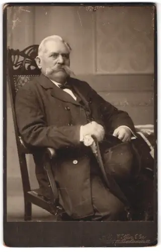 Fotografie Adolf Winker, Görlitz, Berlinerstrasse 12, Herr im Anzug auf Stuhl sitzend