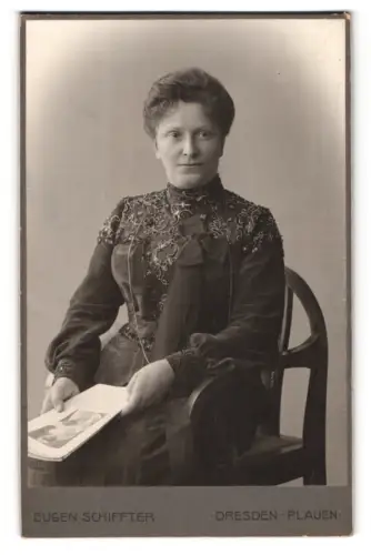 Fotografie Eugen Schiffter, Dresden, Bienertstrasse 3, Frau in elegant besticktem Kleid