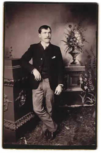 Fotografie unbekannter Fotograf und Ort, Eleganter Herr mit Blumenarrangement