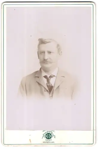 Fotografie unbekannter Fotograf und Ort, Porträt eines Mannes mit Schnurrbart