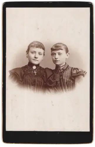 Fotografie unbekannter Fotograf und Ort, Zwei junge Mädchen in feiner Kleidung