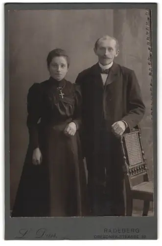 Fotografie L. Dürr, Radeberg, Dresdner Strasse 39, Paarporträt mit Stuhl