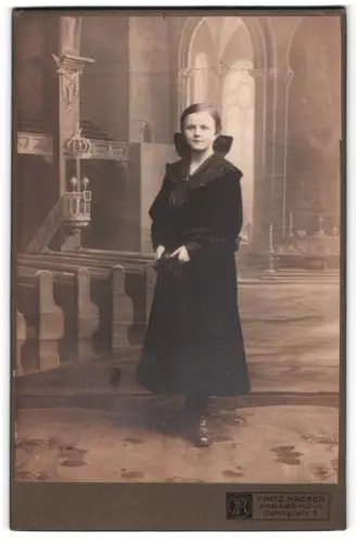 Fotografie Fritz Hacker, Annaberg, Carlsplatz 3, Mädchen in einem eleganten Kleid in einer kirchlichen Kulisse