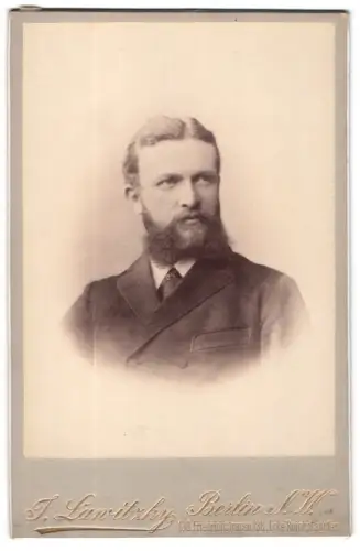 Fotografie F. Lawitzky, Berlin, Friedrichstrasse 138, Porträt eines Mannes mit Bart
