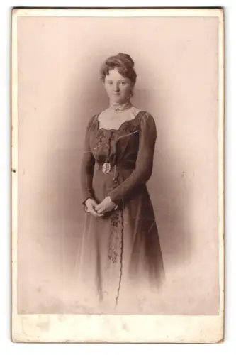 Fotografie unbekannter Fotograf und Ort, Porträt einer jungen Frau in elegantem Kleid
