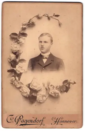 Fotografie C. Pagendorf, Hannover, Georgstr. 17, Portrait eines jungen Mannes mit Rosenornament