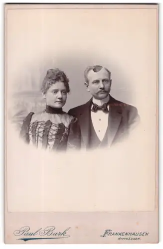 Fotografie Paul Bark, Frankenhausen, Porträt eines elegant gekleideten Paares