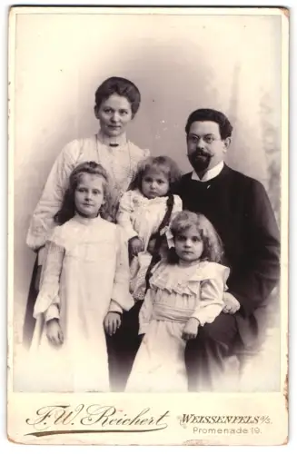 Fotografie F.W. Reichert, Weissenfels, Promenade 19, Familienportrait mit Eltern und drei Kindern