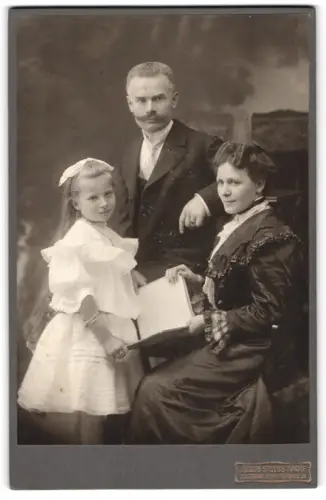 Fotografie Julius Stöss, Stuttgart, Sophienstrasse 36, Familienporträt mit Buch