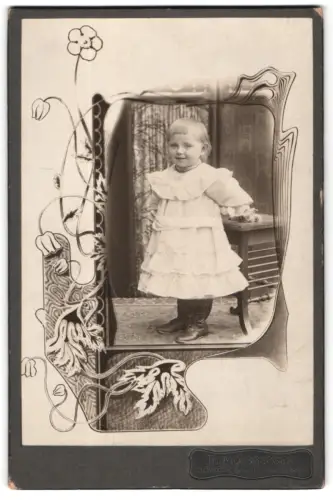 Fotografie Th. Molsberger, Halle, Geiststrasse 59/60, Kind in festlichem Kleid