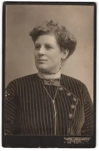 Fotografie Herm. Lindenberg, Dresden, Königsstrasse 93, Porträt einer Frau um 1915