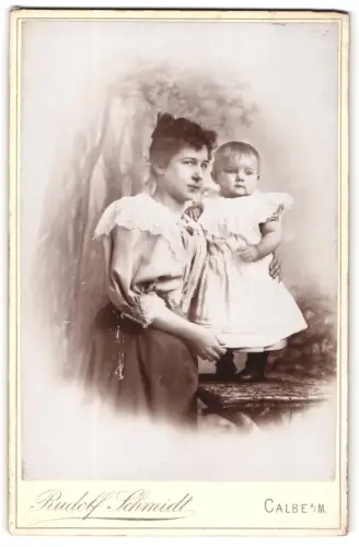 Fotografie Rudolf Schmidt, Calbe, Mutter mit Kleinkind