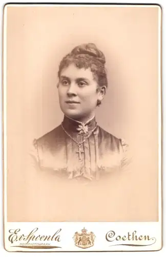 Fotografie E. Spoenla, Coethen, Porträt einer Dame mit Halskette