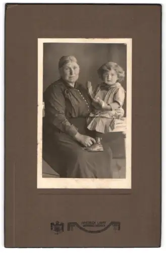 Fotografie Friedrich Looff, Dresden-Weinböhla, Porträt einer Frau mit Kind