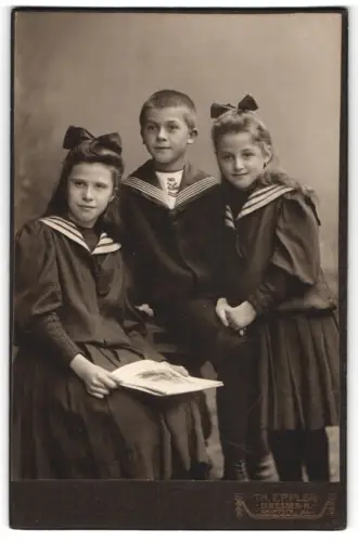 Fotografie Th. Eppler, Dresden, Hauptstrasse 24, Drei Kinder in Matrosenanzügen
