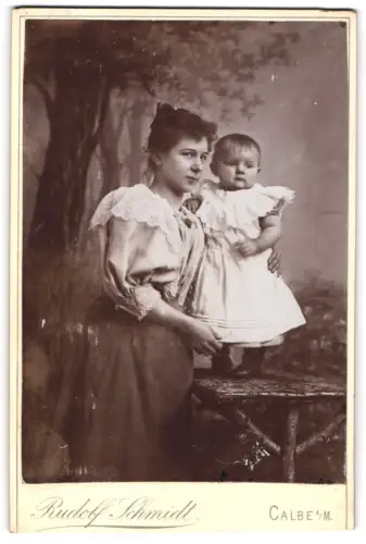 Fotografie Rudolf Schmidt, Calbe a.M., Porträt einer Frau mit Kind