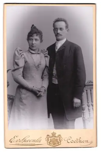 Fotografie Ed. von Spoenla, Coethen, Leopoldstrasse 9, Paar in zeitgenössischer Kleidung