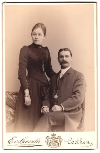 Fotografie Ed. von Spoenla, Coethen, Leopoldstrasse 9, Paar im Atelier