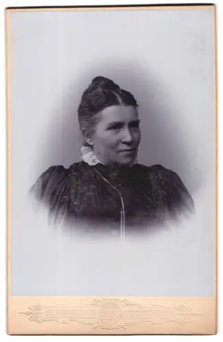 Fotografie E. v. Spoenla, Cöthen, Bärteich-Promenade 6a, Porträt einer Dame