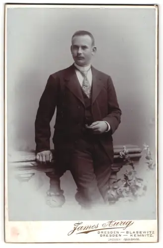 Fotografie James Aurig, Dresden Blasewitz, Meissnerstrasse 16, Eleganter Herr im Anzug
