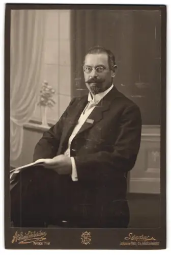 Fotografie Atelier Schneider, Leipzig, Johannis-Platz 5, Eleganter Herr im Anzug