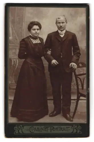 Fotografie unbekannter Fotograf und Ort, Ein Paar in eleganter Kleidung