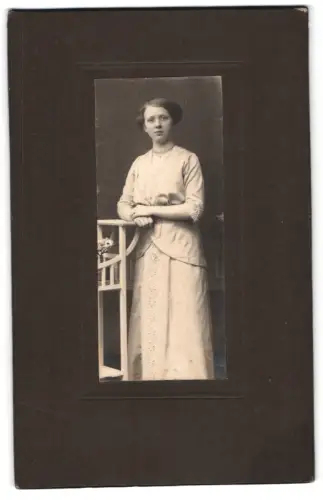 Fotografie unbekannter Fotograf und Ort, Porträt einer Frau in elegantem Kleid