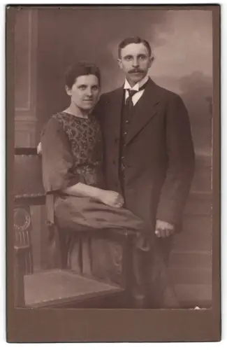 Fotografie unbekannter Fotograf und Ort, Paar im Atelier