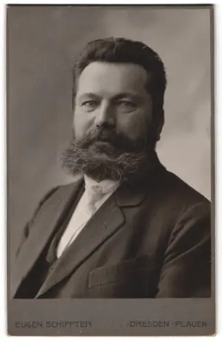 Fotografie Eugen Schiftter, Dresden-Plauen, Bienertstrasse 3, Porträt eines Mannes