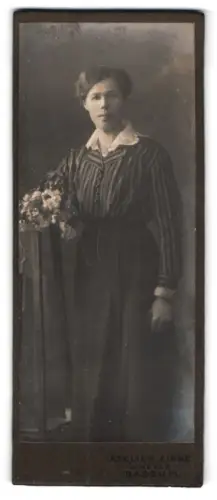 Fotografie Atelier Zinne, Bassum, Frau mit Blumenarrangement