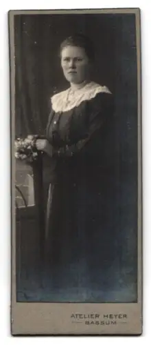 Fotografie Atelier Heyer, Bassum, Stehende Frau mit Blumenstrauss