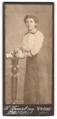 Fotografie G. Feuerberg, Neustadt, Frau am Tisch mit Blumengesteck