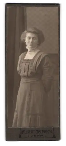 Fotografie Albert Helfrich, Jena, Elegante junge Dame im Atelier