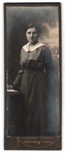Fotografie Bernhard Müller, Rotenburg i. Hann., Frau in elegantem Kleid