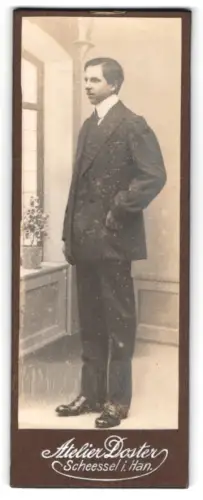 Fotografie Atelier Doster, Scheessel i. Han., Stehender Herr im Anzug