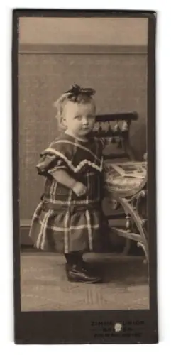 Fotografie Zinne Junior, Bremen, Am Wall 159-160, Kleinkind mit Schleife