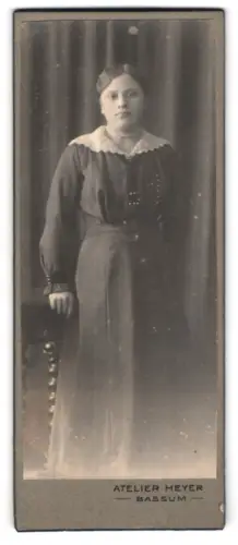 Fotografie Atelier Heyer, Bassum, Mädchen in dunklem Kleid mit Perlenkette