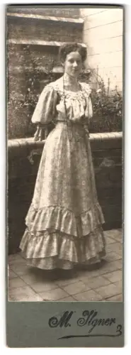 Fotografie M. Ilgner, Ort unbekannt, Frau in elegantem Kleid