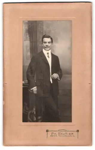 Fotografie Ph. Sautier, Mainz, Gartenfeldstrasse 15, Porträt eines eleganten Herrn