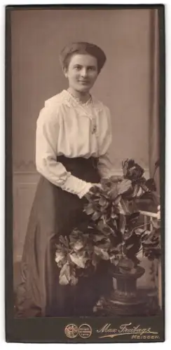 Fotografie Max Freitag, Meissen, Rote Stufen 3, Porträt einer Dame mit Blumendekor